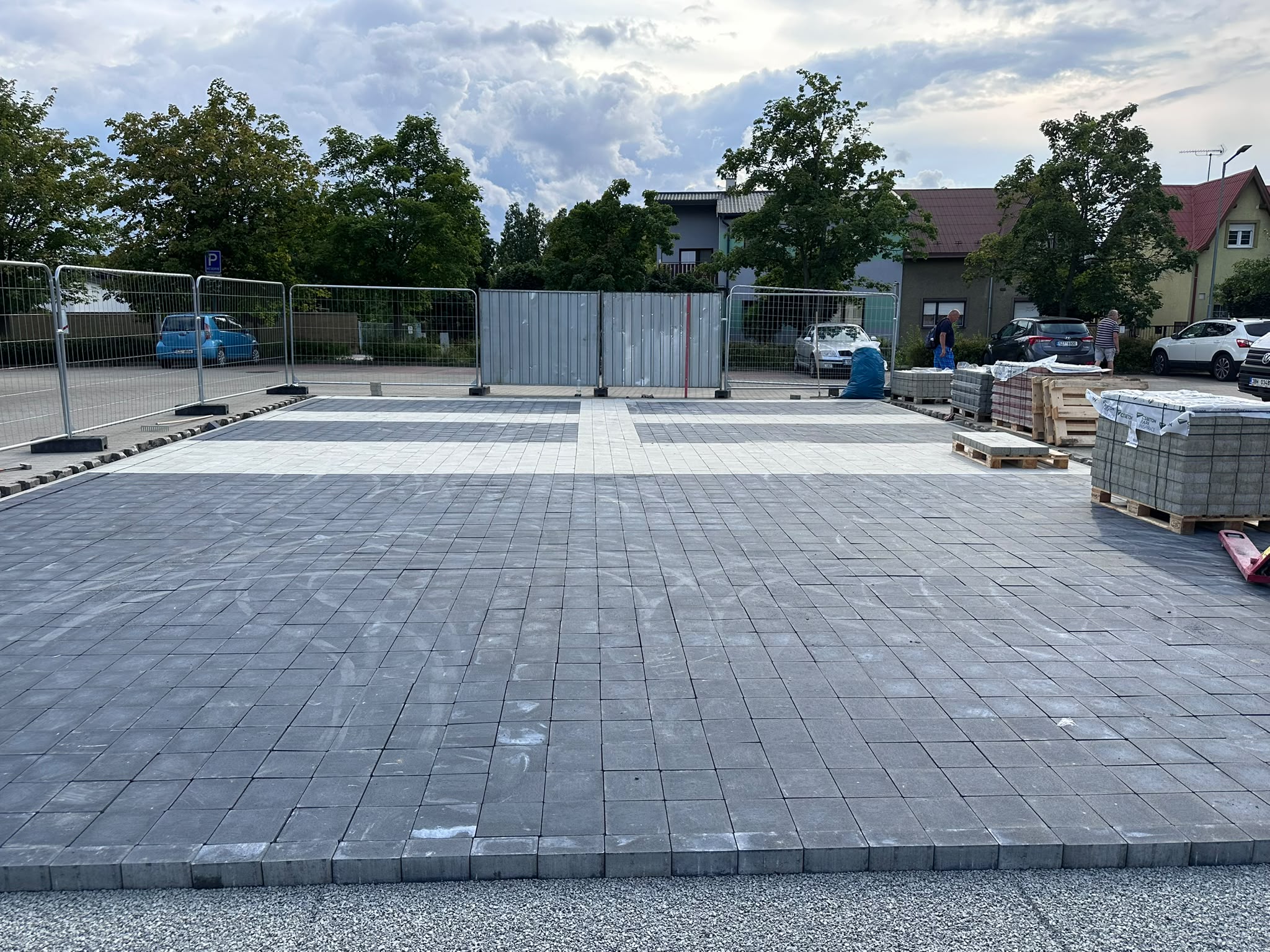 Velká zpevněná plocha ze zámkové dlažby – průběh realizace