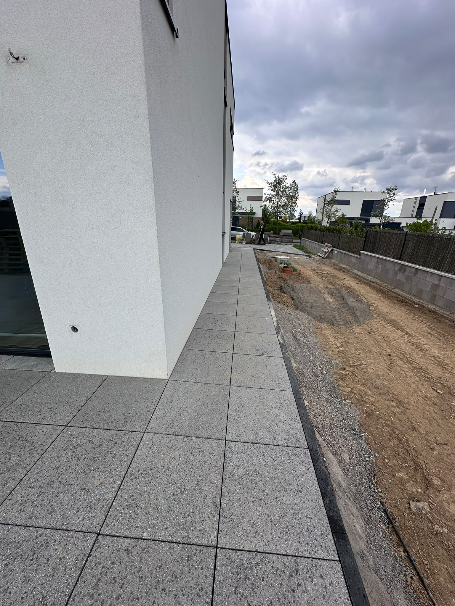 Chodník z velkoformátové dlažby u rodinného domu