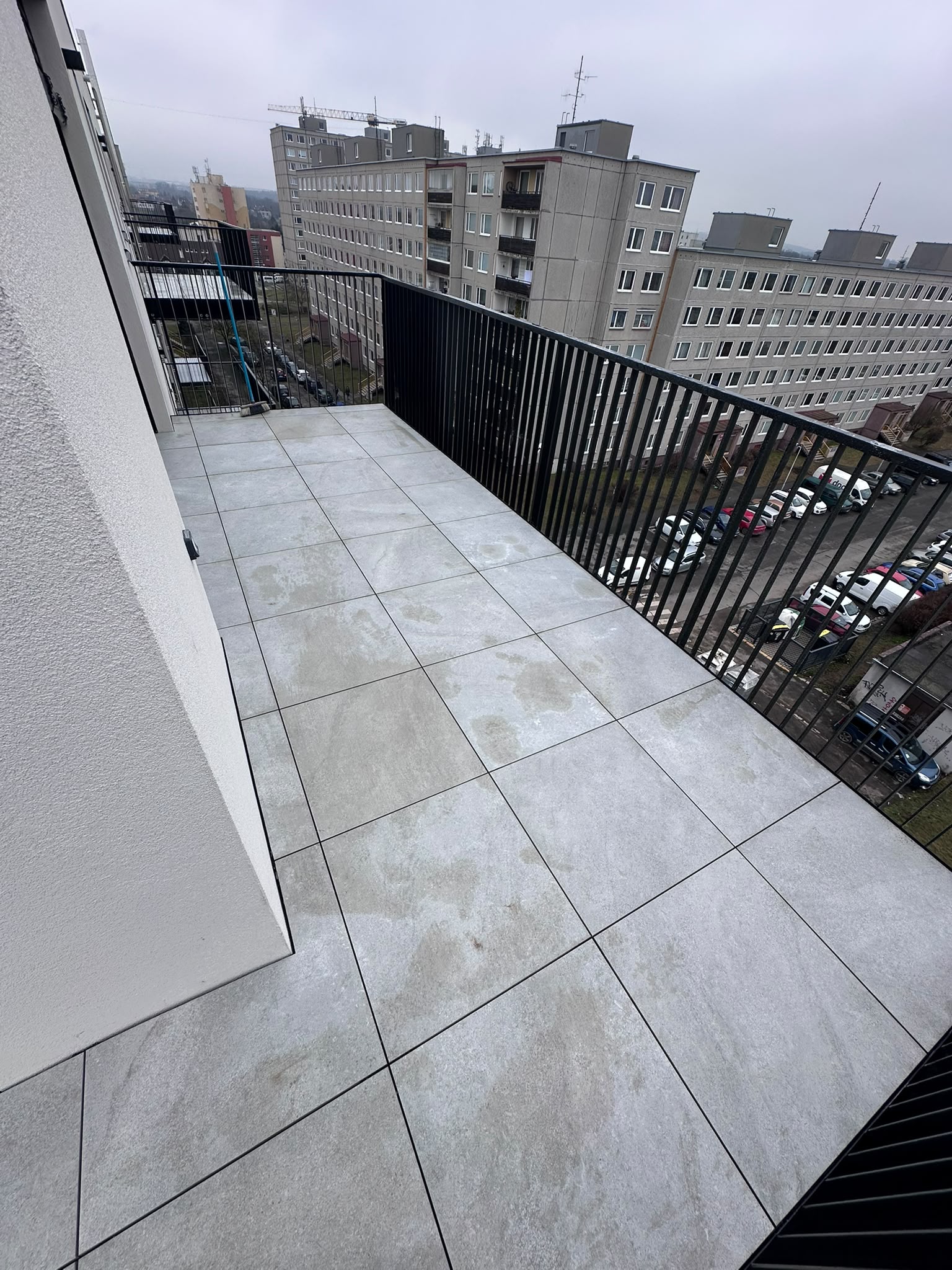Balkon s velkoformátovou dlažbou
