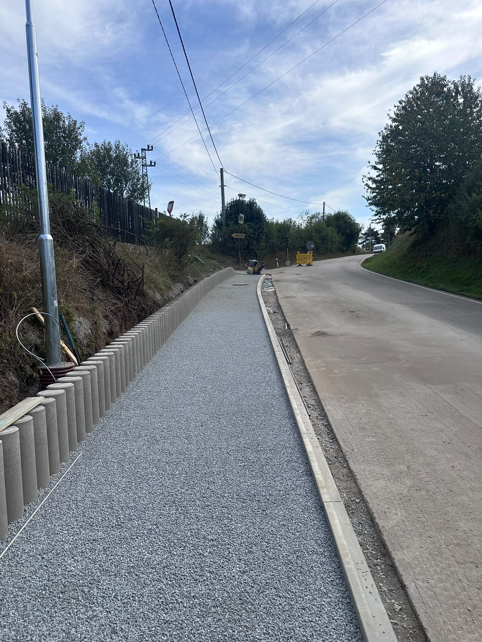 Nový chodník s osazenými betonovými obrubníky a palisádami a s podkladní vrstvou drceného kameniva