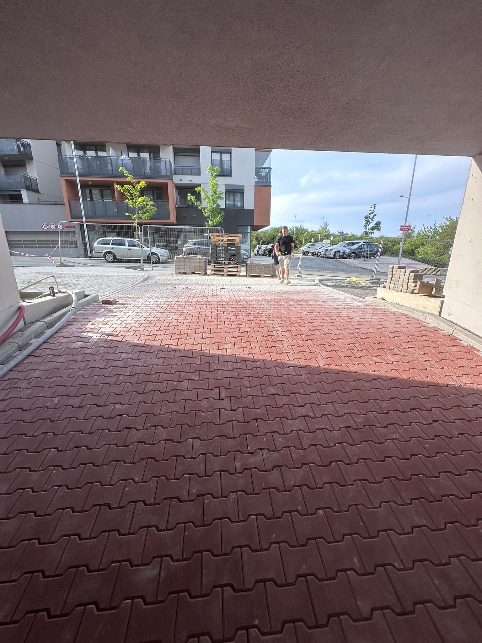 Červená zámková dlažba – vjezd u bytového domu