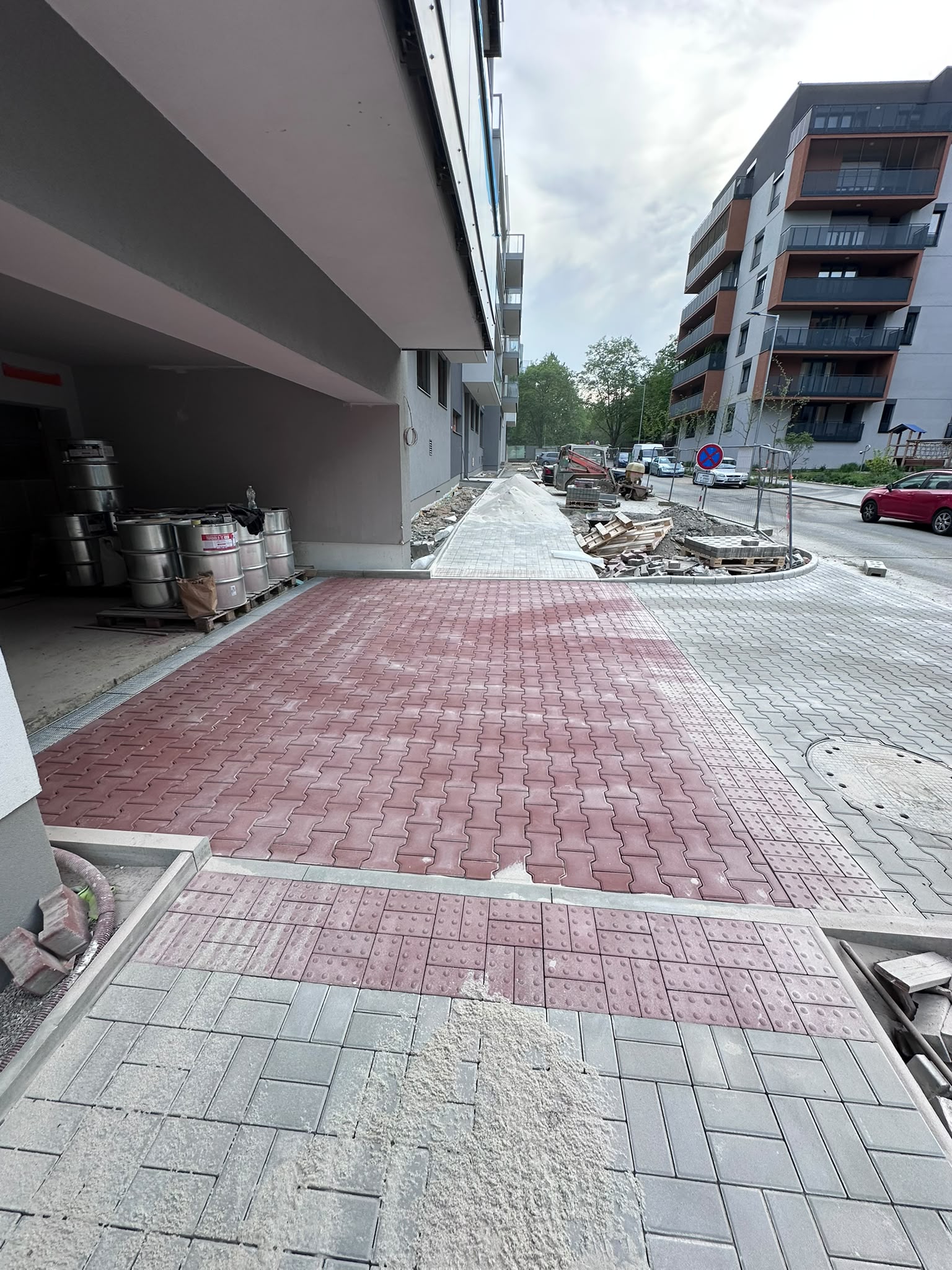 Zámková dlažba u bytového areálu – průběh realizace